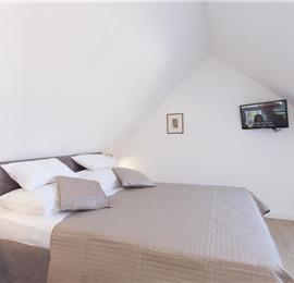 2 Bedroom Apartment with Terrace in Makarska, Sleeps 4-6
